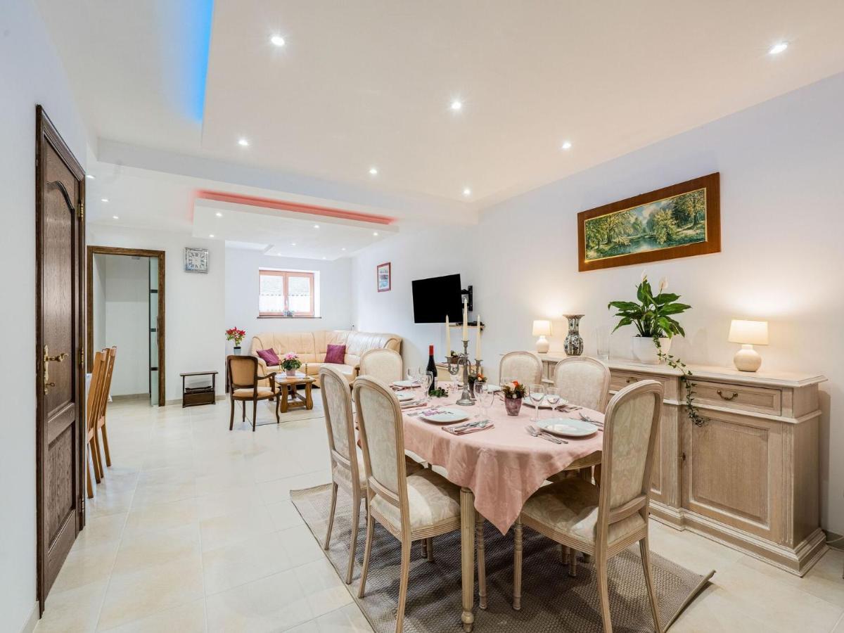 Charming Chalet In Beauraing With Fenced Garden Екстериор снимка