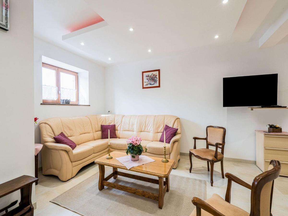 Charming Chalet In Beauraing With Fenced Garden Екстериор снимка