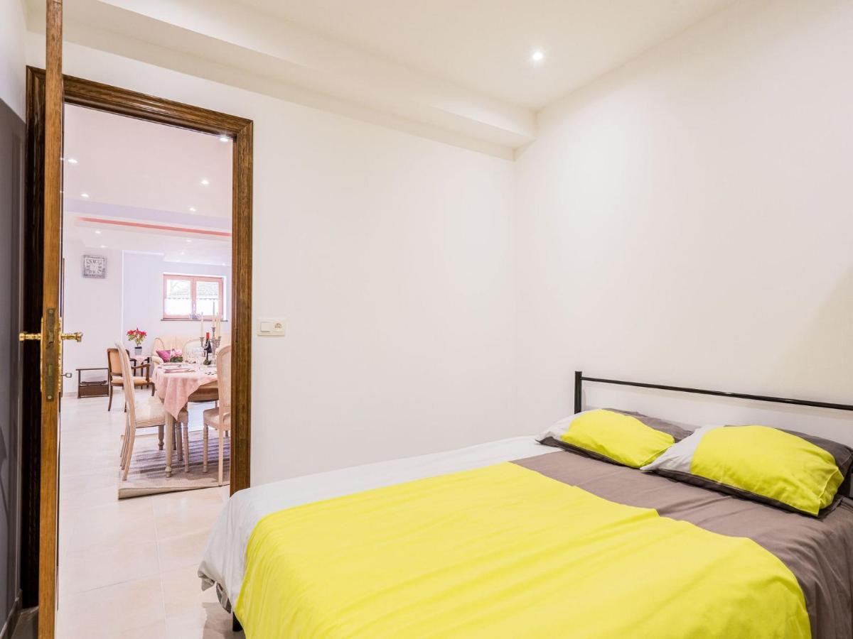 Charming Chalet In Beauraing With Fenced Garden Екстериор снимка