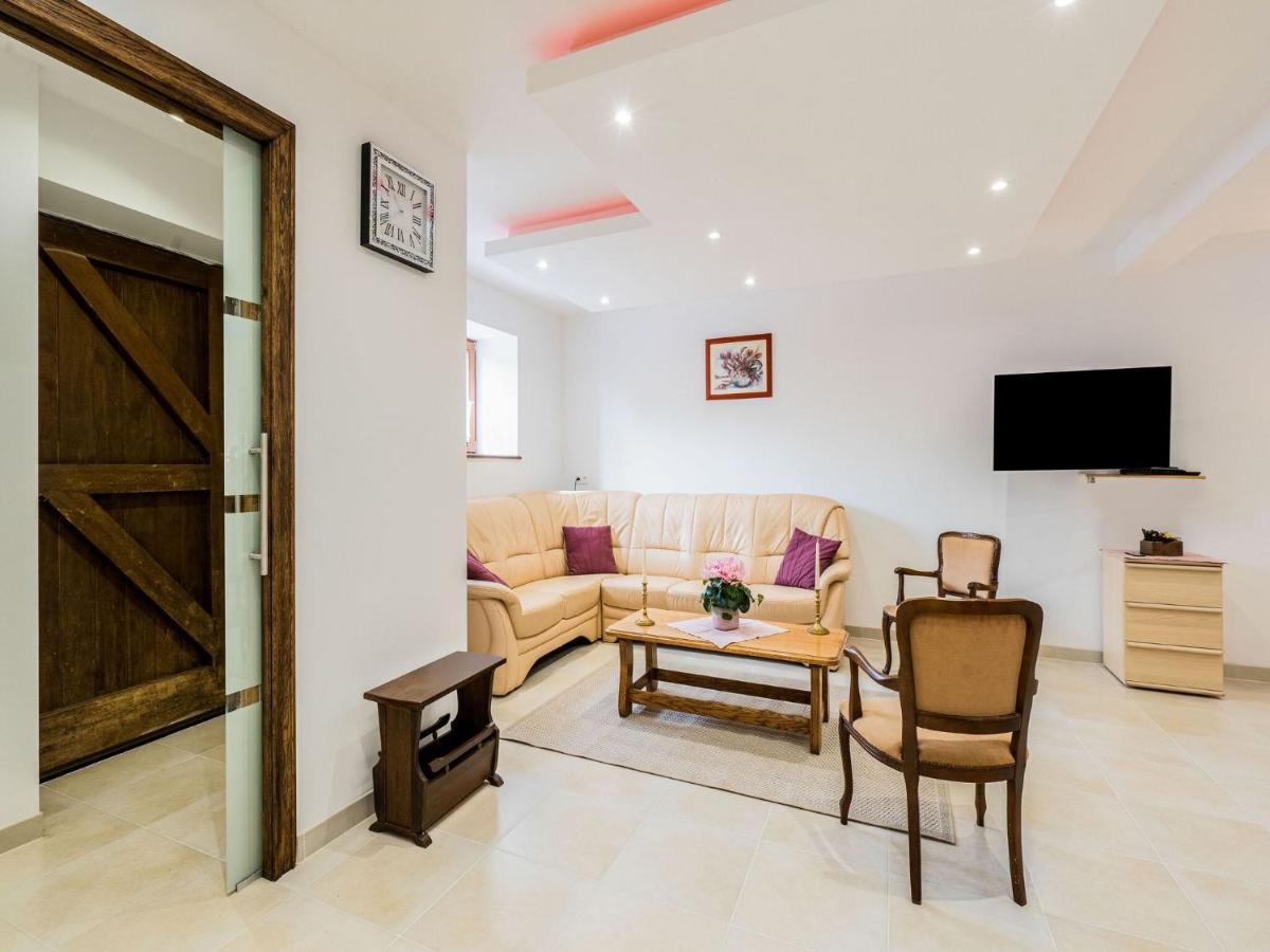 Charming Chalet In Beauraing With Fenced Garden Екстериор снимка